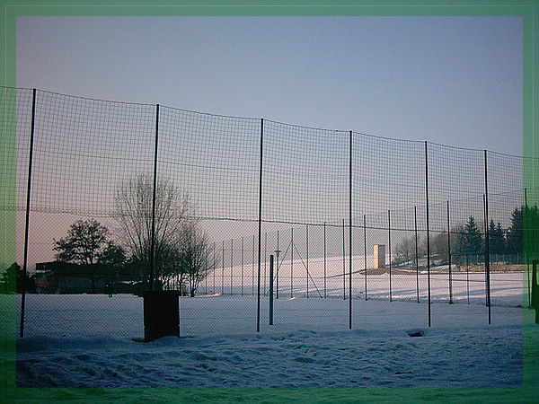 Ballfangzaun unten mit Maschendraht- und oben mit Netzbespannung. Gesamthöhe: 6,0 m - z. B. für Fußballplätze und Freizeitgelände.